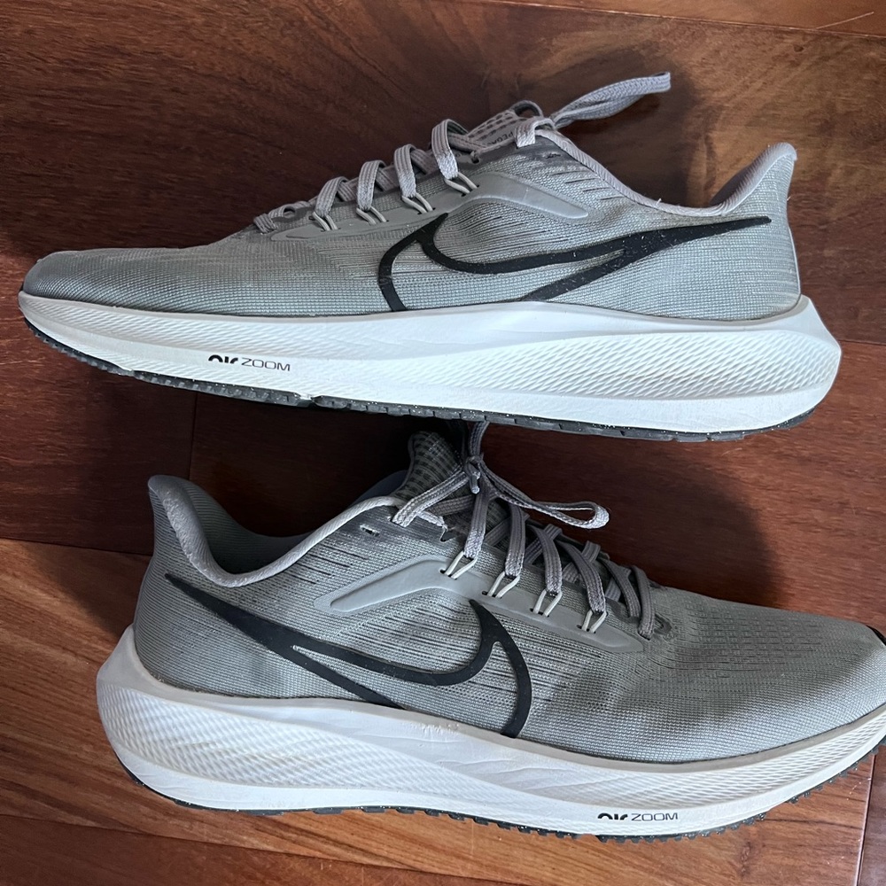 Nike Pegasus 39 Running shoes, size 8.5, excellent condition